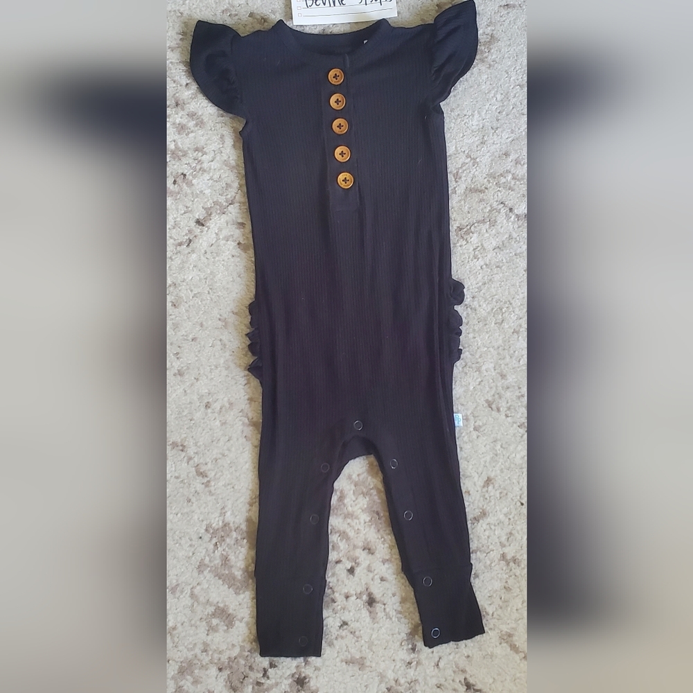 Posh Peanut 9-12M Black Ribbed Ruffled cap sleeve Henley romper NWOT